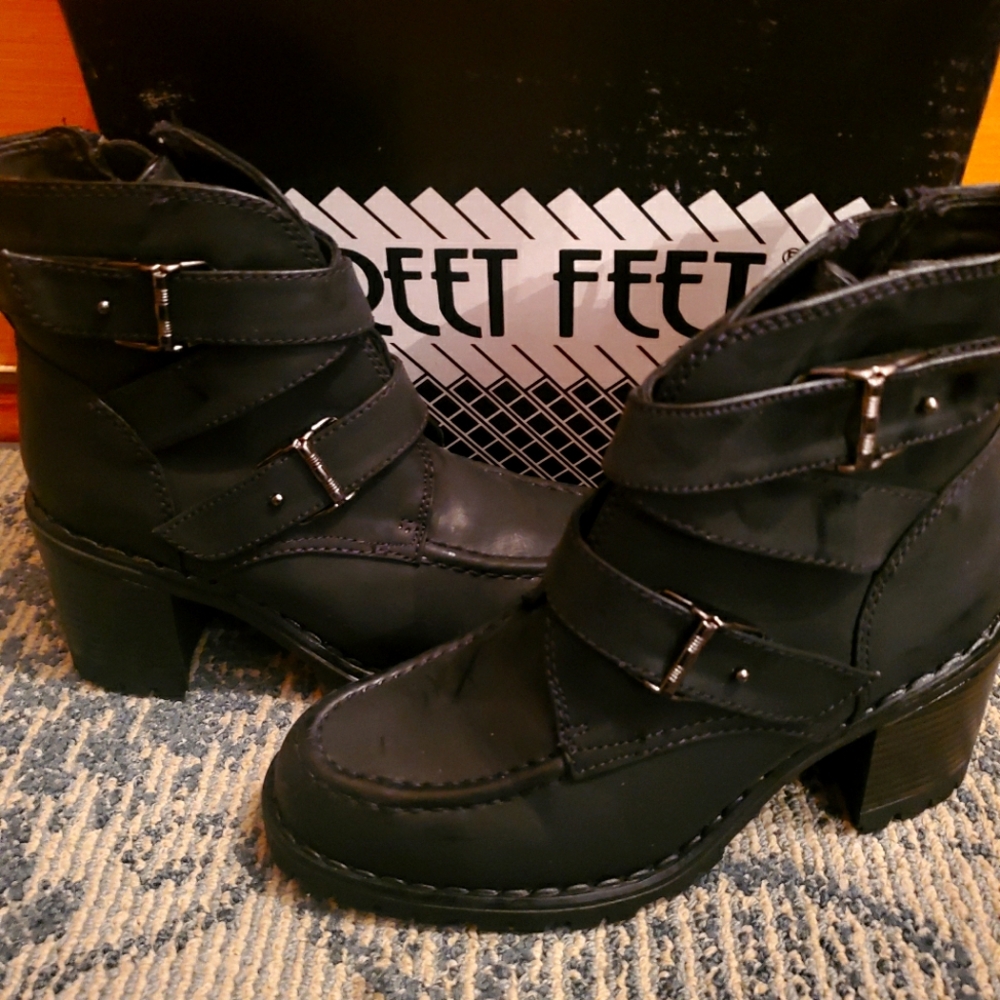 Ankle boots, size 6 black, side zip